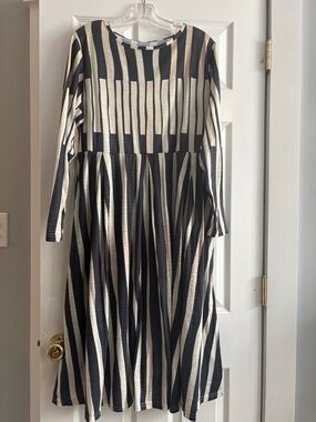 Source Unknown Black and Cream Vertical-Stripe Long Sleeve Midi Dress